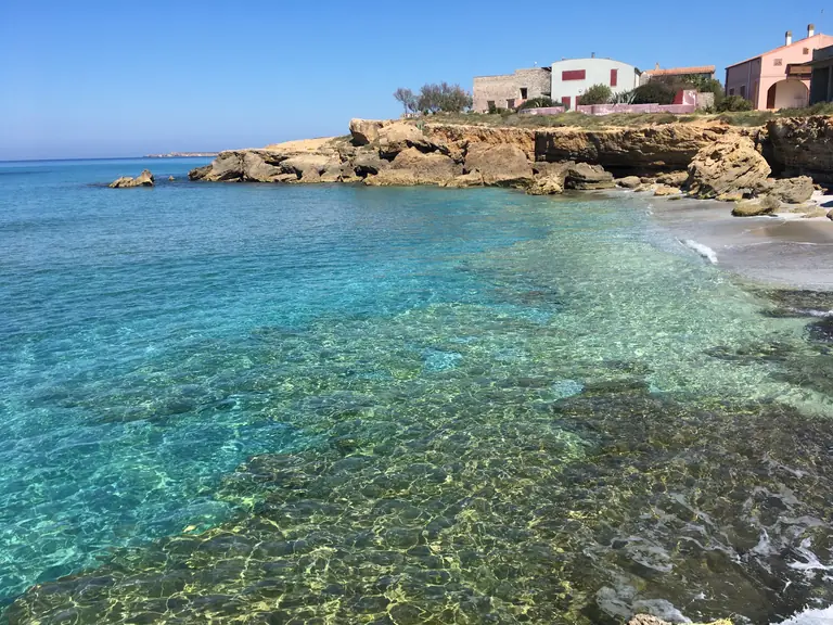 Acqua cristallina lungo la costa del Sinis