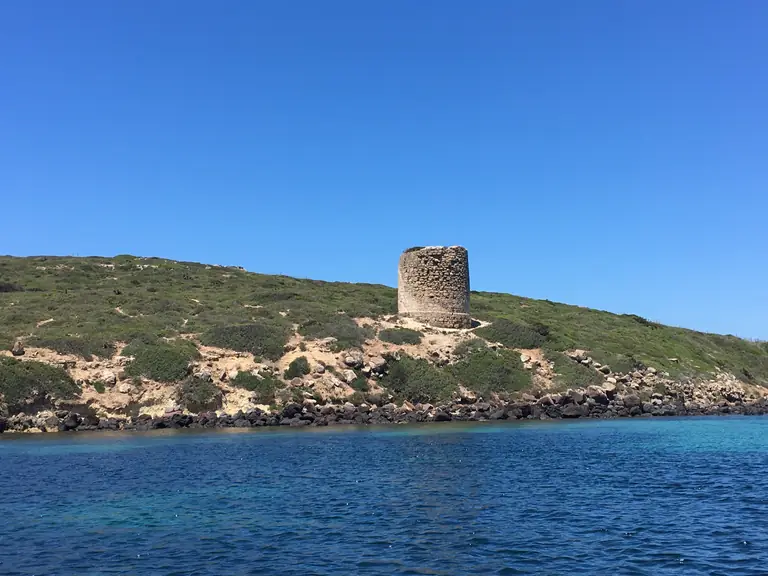 Torre costiera e mare nella Penisola del Sinis