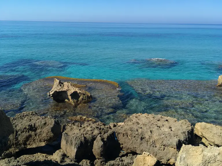 Rocce e acqua trasparente lungo la costa del Sinis