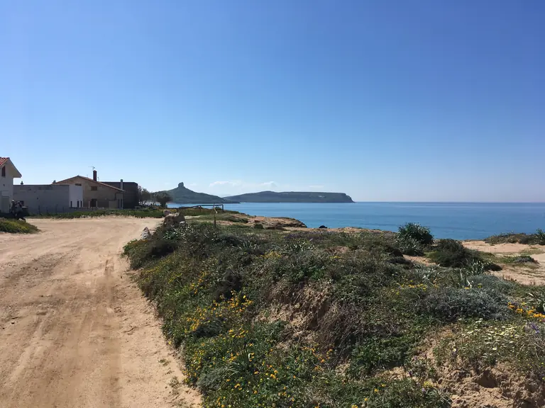 Sentiero costiero verso il mare nel Sinis