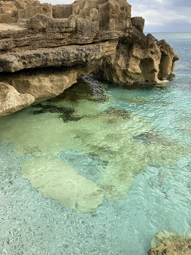 Rocce e acqua trasparente lungo la costa del Sinis