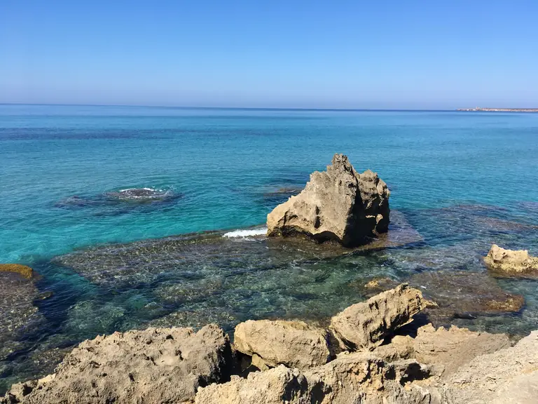 Rocce e acqua trasparente lungo la costa del Sinis