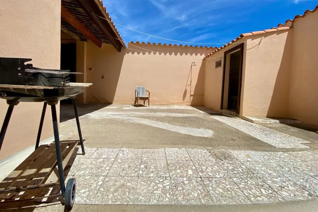 Cortile interno privato con barbecue
