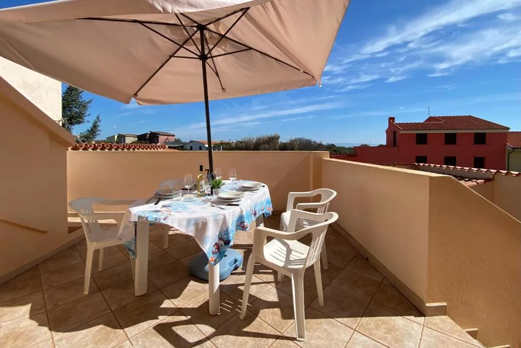 Terrazza privata arredata per mangiare all'aperto